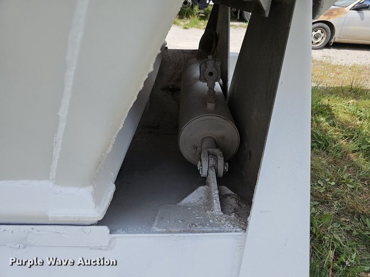 image for item DO4403 1996 R-way 4021  bottom dump trailer