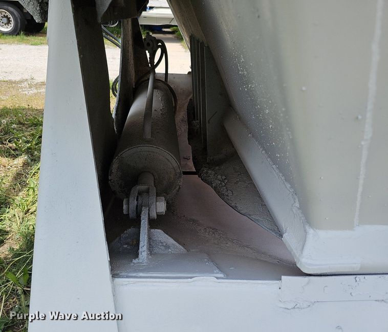 image for item DO4403 1996 R-way 4021  bottom dump trailer