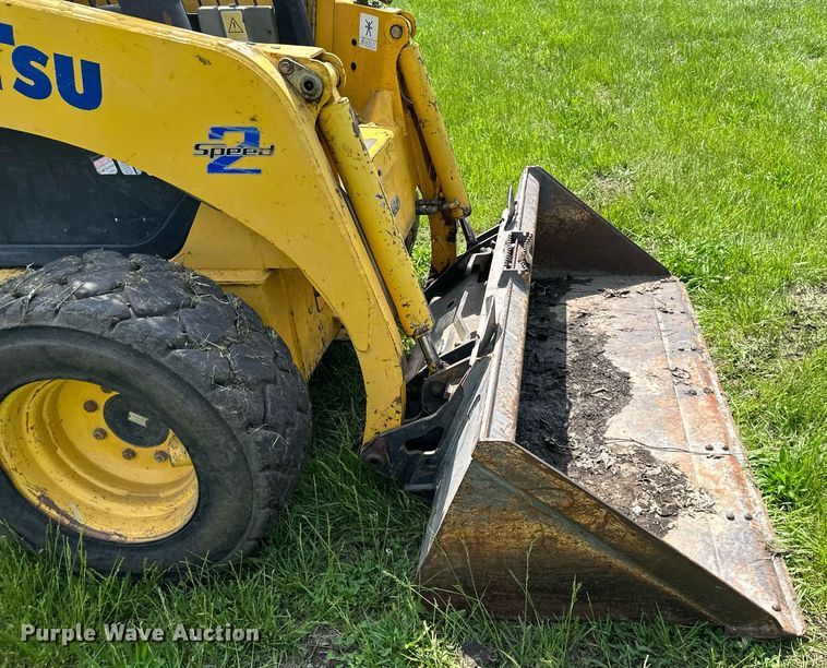 image for item DO4972 2004 Komatsu SK1020  skid steer loader