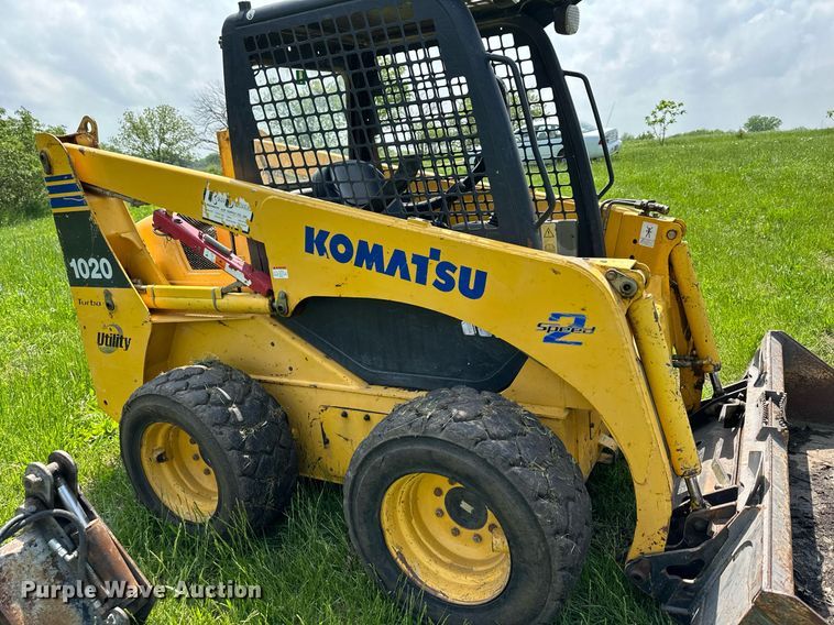 image for item DO4972 2004 Komatsu SK1020  skid steer loader