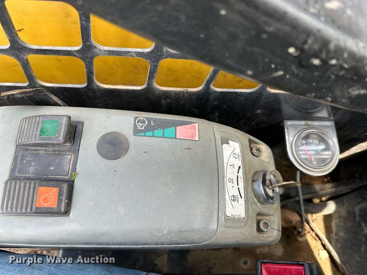 image for item DO4972 2004 Komatsu SK1020  skid steer loader