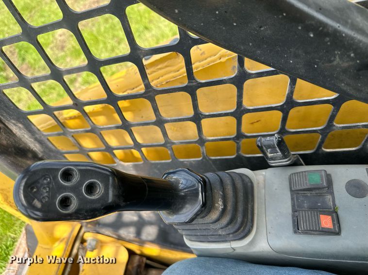 image for item DO4972 2004 Komatsu SK1020  skid steer loader