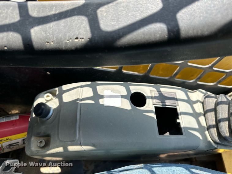 image for item DO4972 2004 Komatsu SK1020  skid steer loader