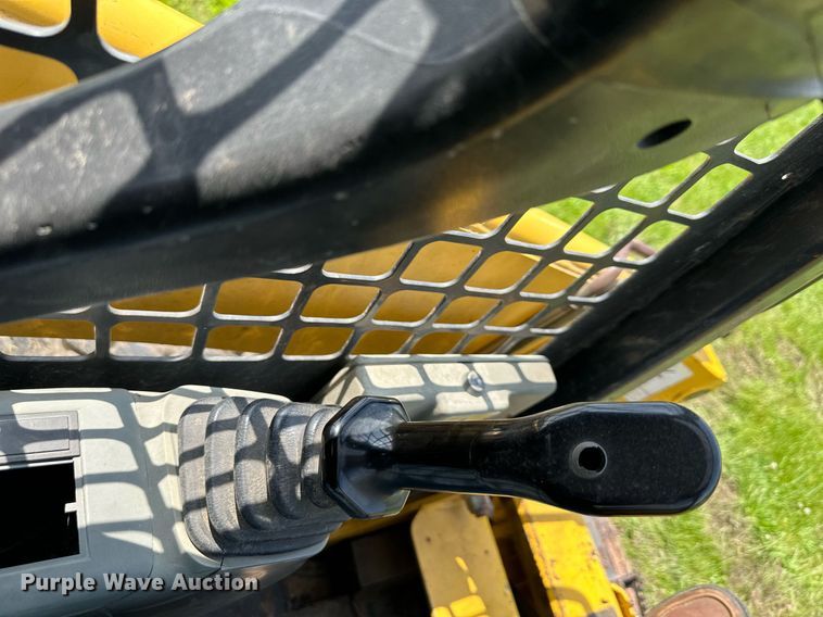 image for item DO4972 2004 Komatsu SK1020  skid steer loader