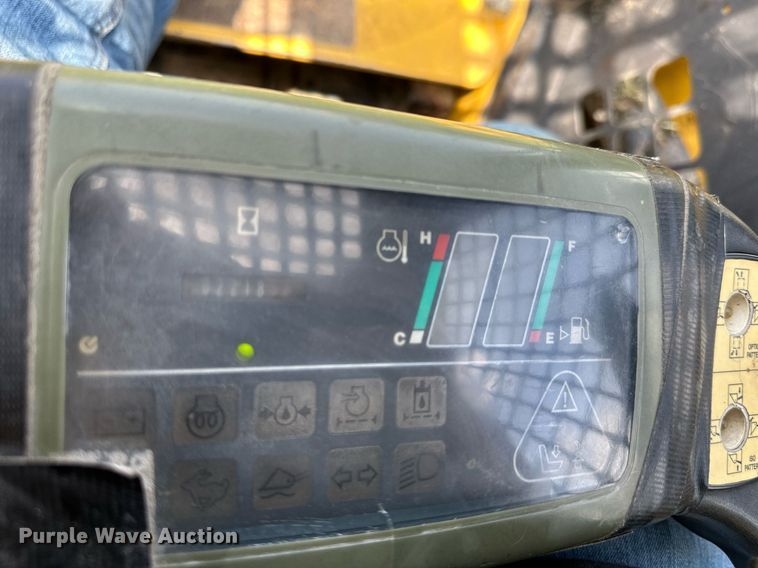 image for item DO4972 2004 Komatsu SK1020  skid steer loader