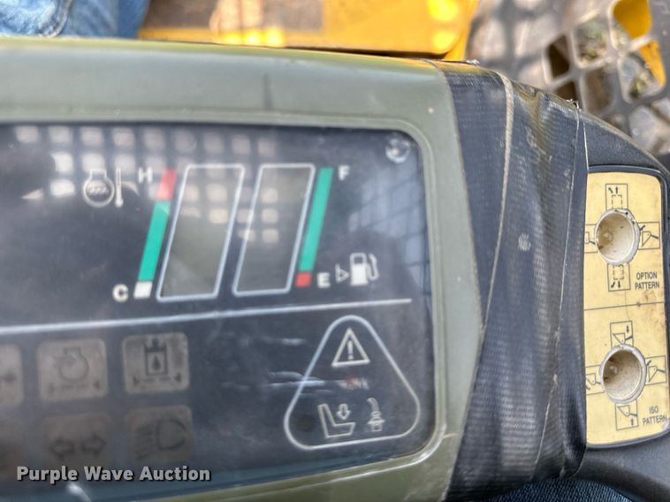 image for item DO4972 2004 Komatsu SK1020  skid steer loader