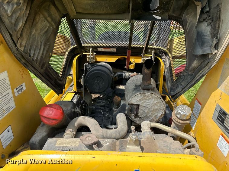 image for item DO4972 2004 Komatsu SK1020  skid steer loader
