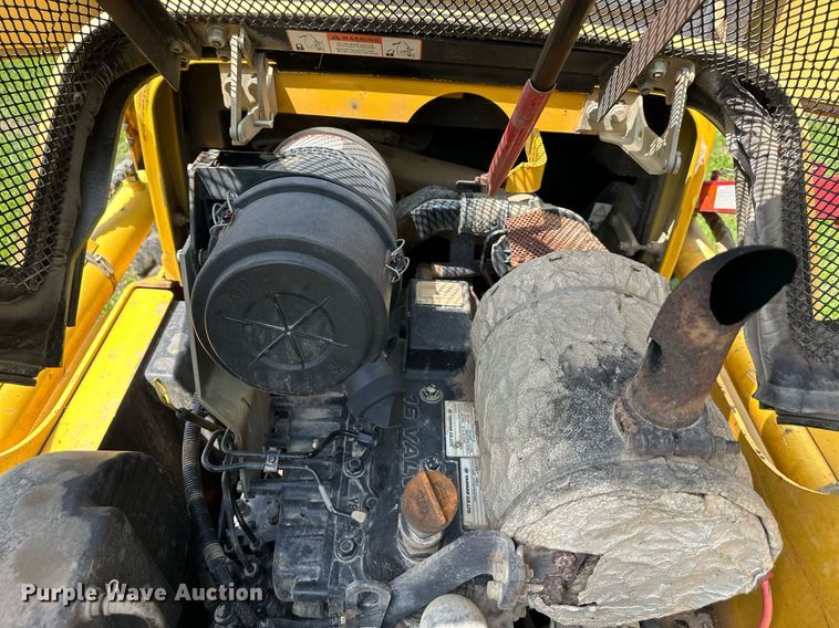 image for item DO4972 2004 Komatsu SK1020  skid steer loader