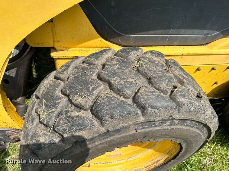 image for item DO4972 2004 Komatsu SK1020  skid steer loader