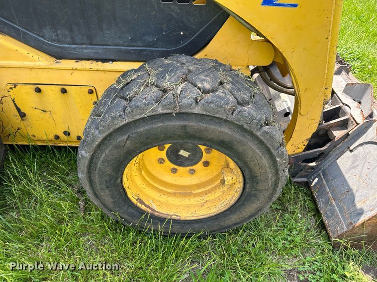 image for item DO4972 2004 Komatsu SK1020  skid steer loader