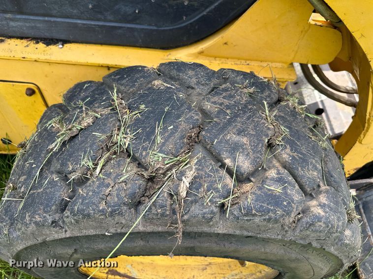 image for item DO4972 2004 Komatsu SK1020  skid steer loader