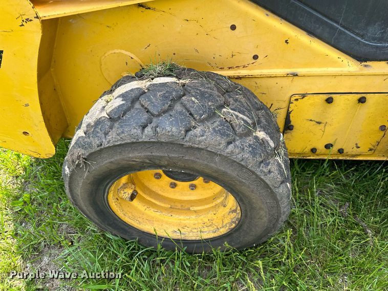 image for item DO4972 2004 Komatsu SK1020  skid steer loader