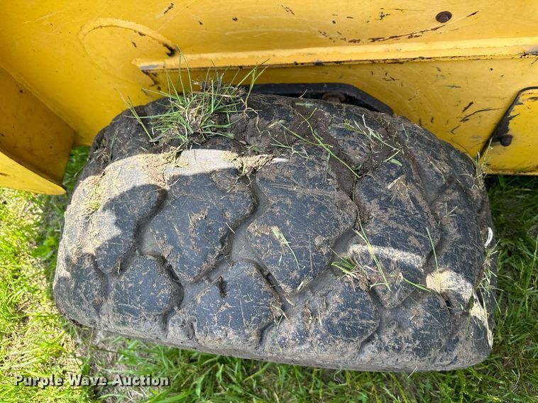 image for item DO4972 2004 Komatsu SK1020  skid steer loader