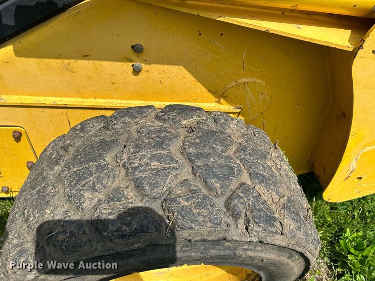 image for item DO4972 2004 Komatsu SK1020  skid steer loader