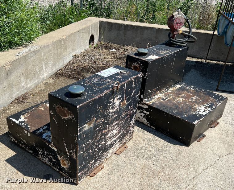image for item DR5646 (2) fuel tanks