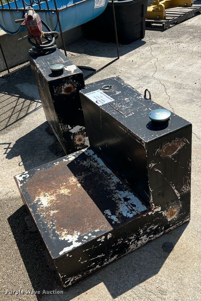 image for item DR5646 (2) fuel tanks