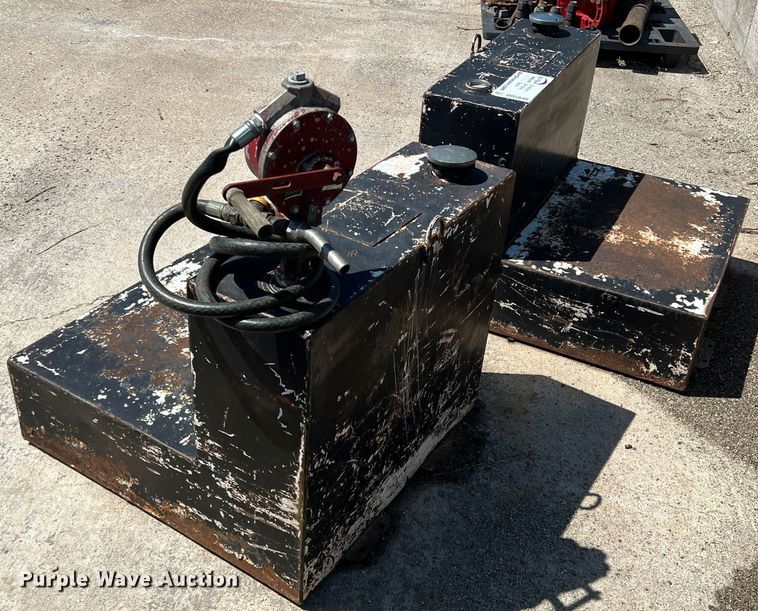 image for item DR5646 (2) fuel tanks