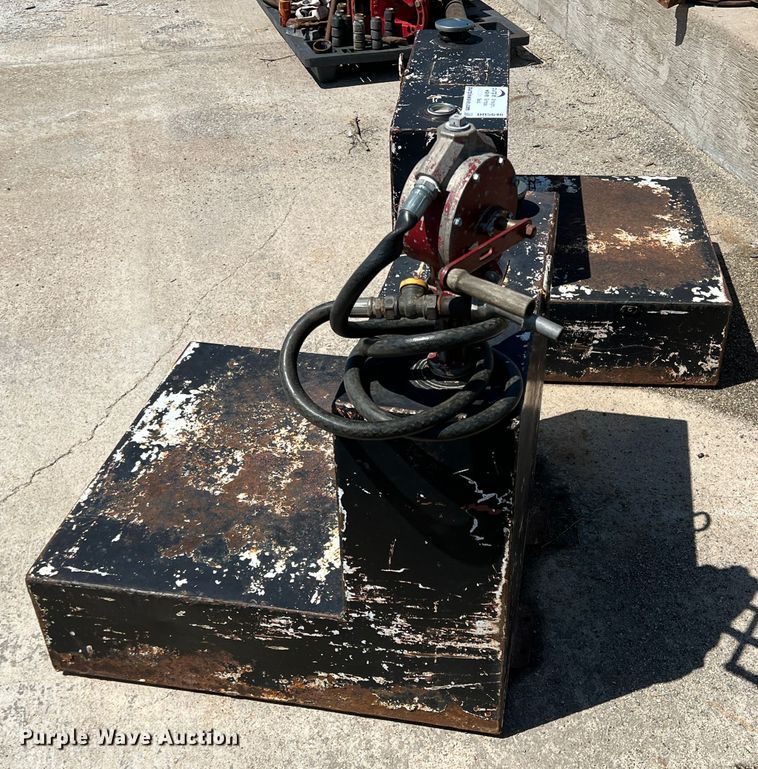 image for item DR5646 (2) fuel tanks