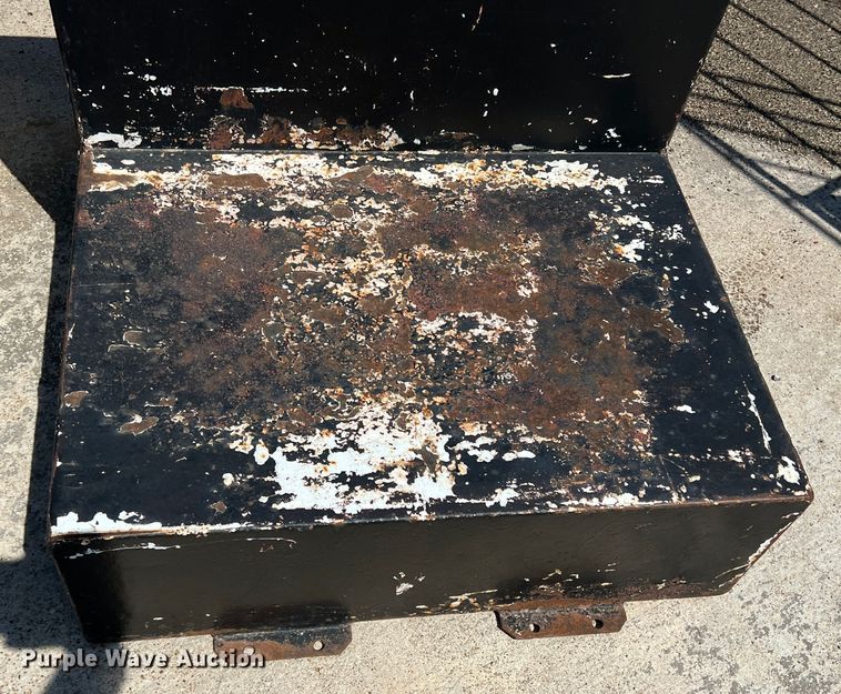 image for item DR5646 (2) fuel tanks