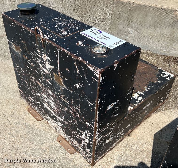 image for item DR5646 (2) fuel tanks