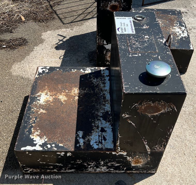 image for item DR5646 (2) fuel tanks