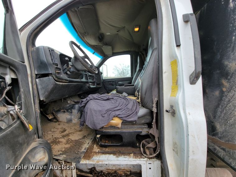 image for item HG9442 2003 GMC C7500  dump truck