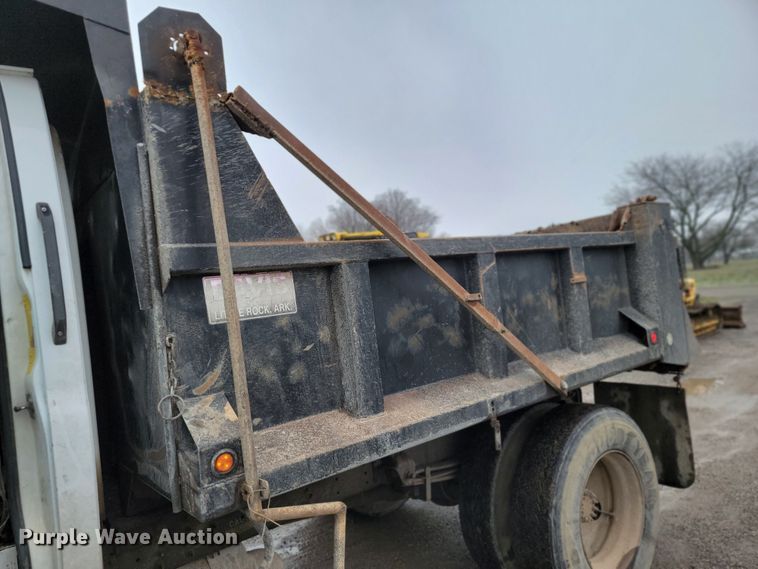 image for item HG9442 2003 GMC C7500  dump truck
