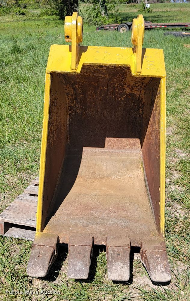 image for item II9006 Hensley M260H180  30" W excavator bucket