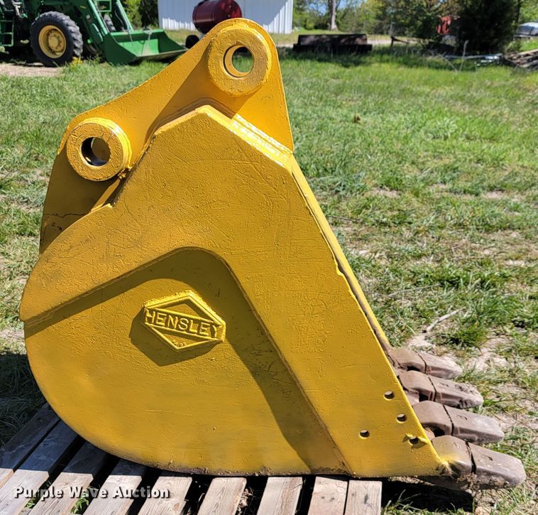 image for item II9006 Hensley M260H180  30" W excavator bucket