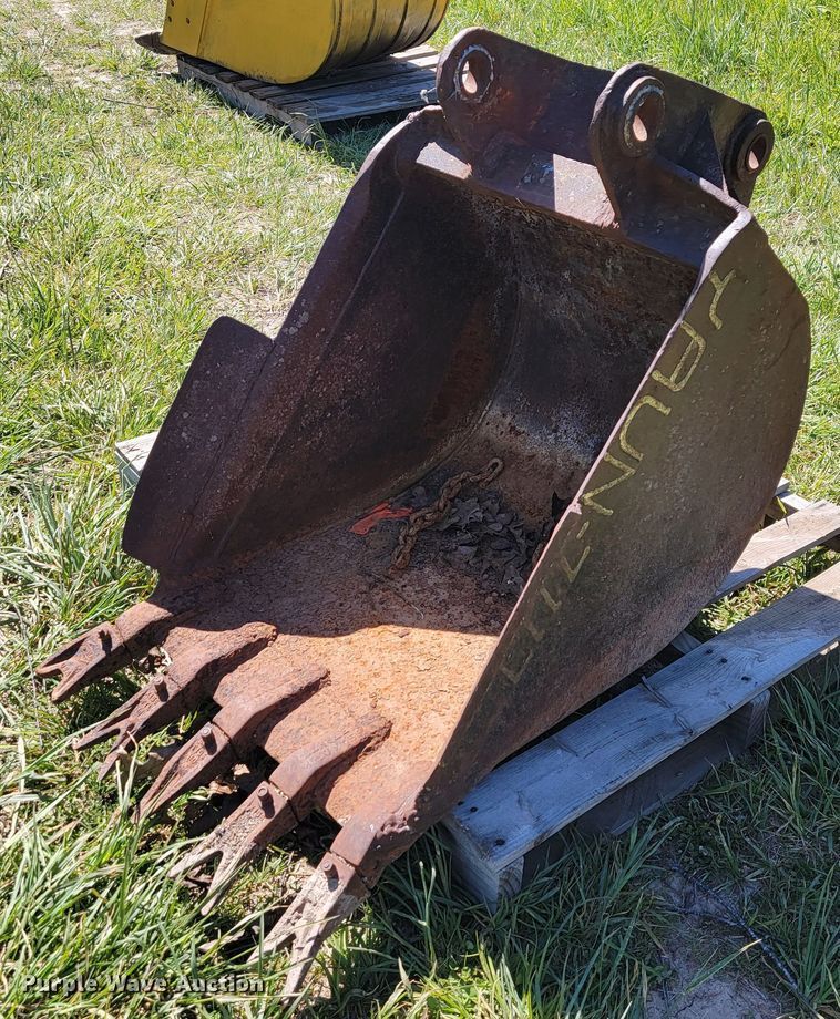 image for item II9007 28" W backhoe bucket