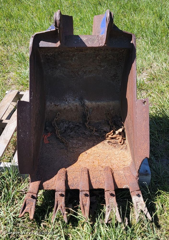 image for item II9007 28" W backhoe bucket
