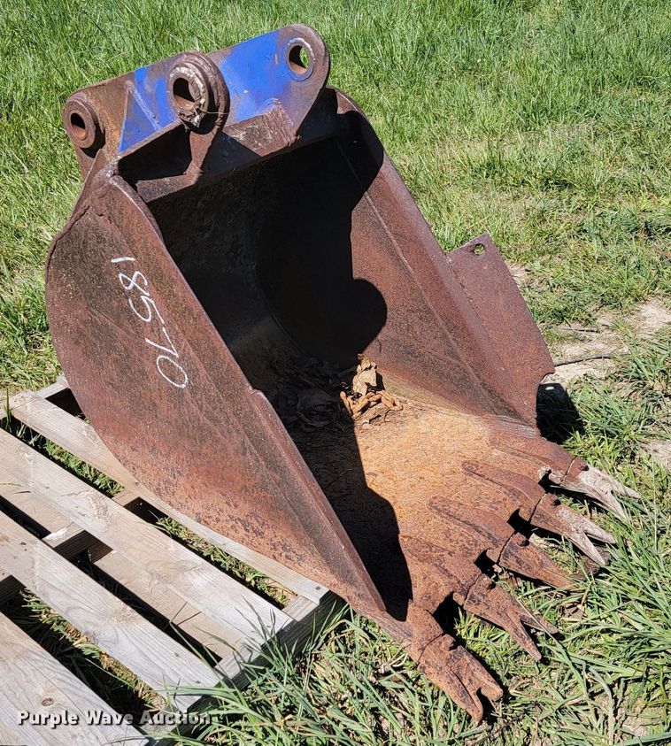 image for item II9007 28" W backhoe bucket