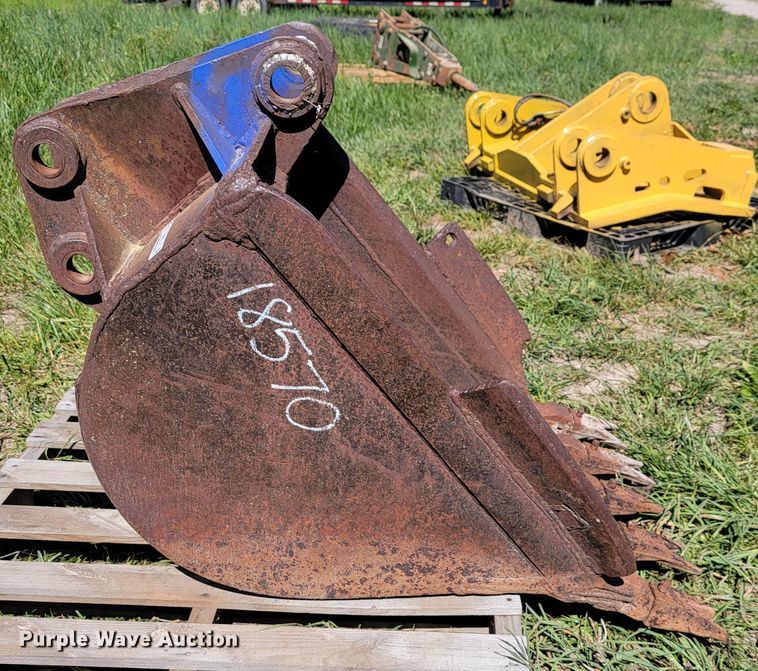 image for item II9007 28" W backhoe bucket