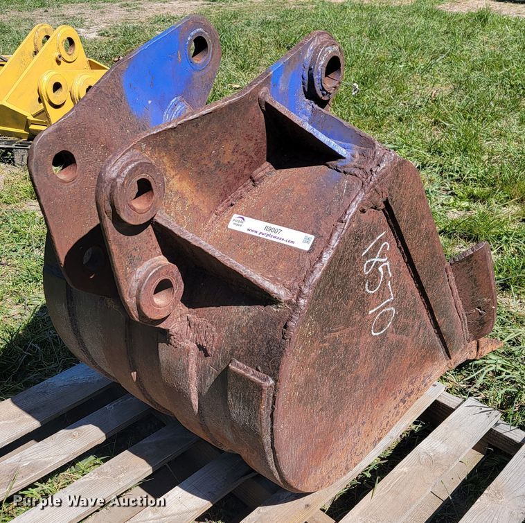 image for item II9007 28" W backhoe bucket