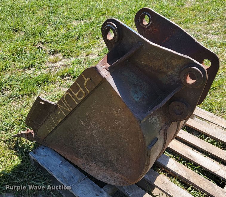 image for item II9007 28" W backhoe bucket