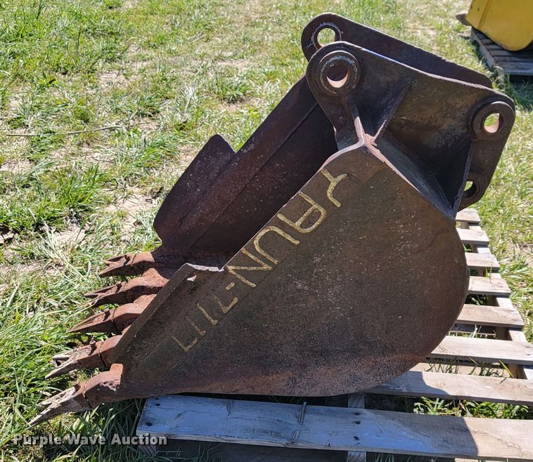 image for item II9007 28" W backhoe bucket