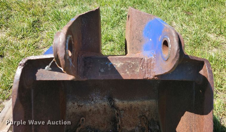 image for item II9007 28" W backhoe bucket