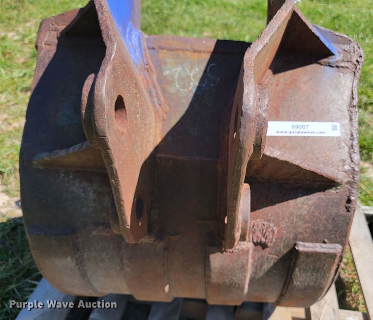 image for item II9007 28" W backhoe bucket