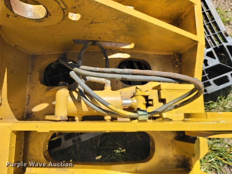 image for item II9008 Caterpillar  block handling coupler