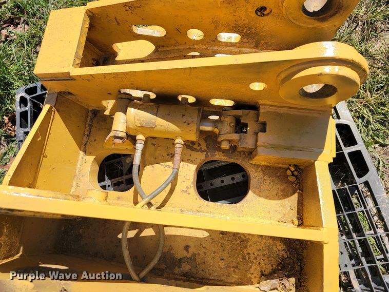 image for item II9008 Caterpillar  block handling coupler