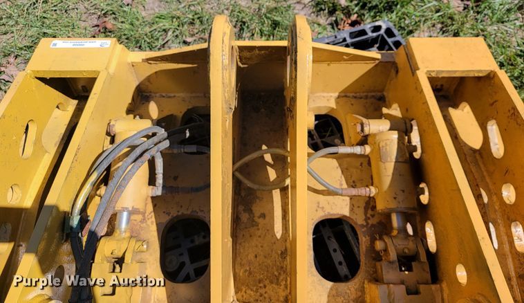 image for item II9008 Caterpillar  block handling coupler