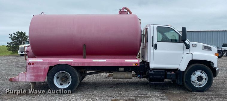 image for item KB9442 2005 GMC C7500  tank truck
