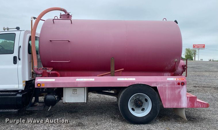 image for item KB9442 2005 GMC C7500  tank truck