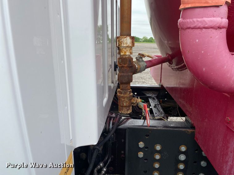 image for item KB9442 2005 GMC C7500  tank truck