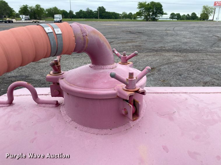 image for item KB9442 2005 GMC C7500  tank truck