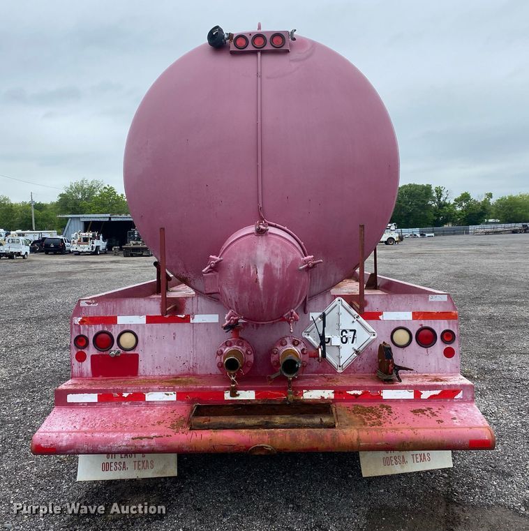 image for item KB9442 2005 GMC C7500  tank truck