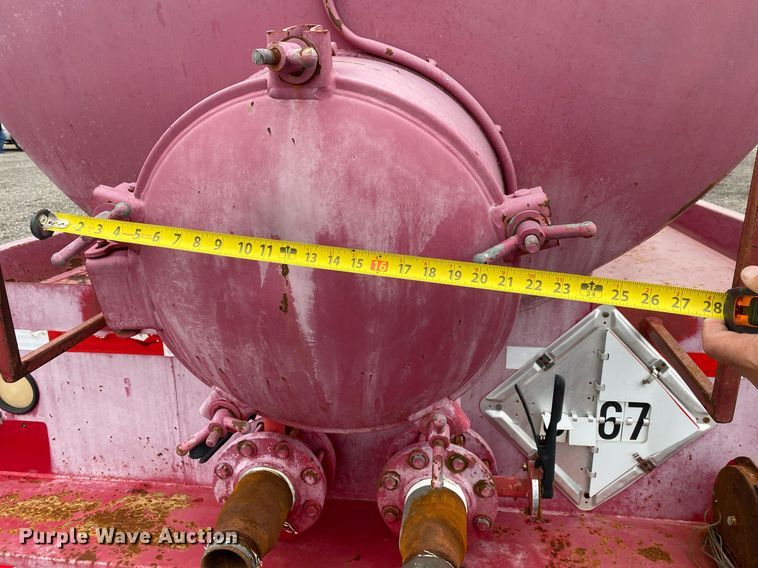 image for item KB9442 2005 GMC C7500  tank truck