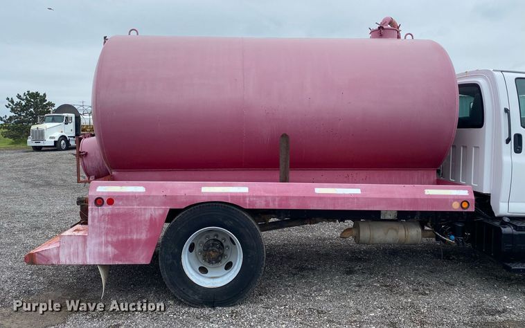 image for item KB9442 2005 GMC C7500  tank truck