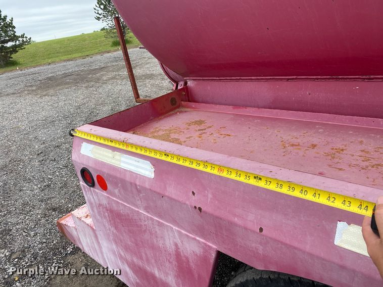 image for item KB9442 2005 GMC C7500  tank truck