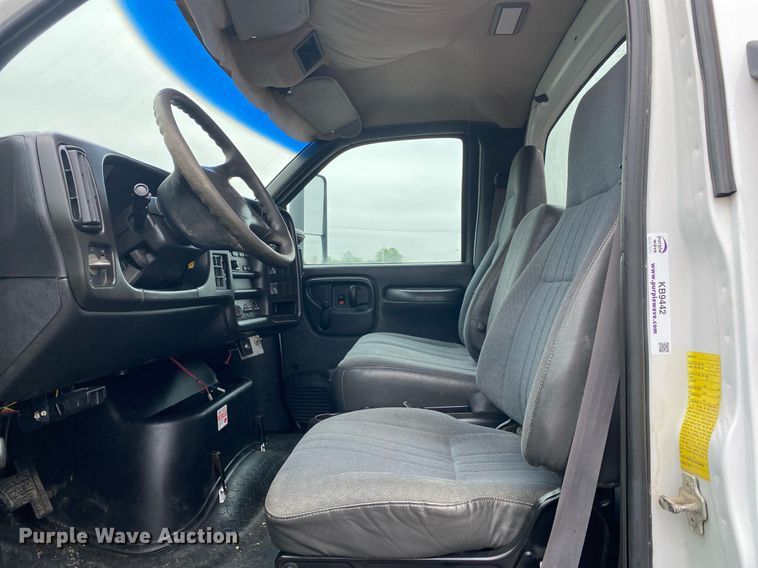 image for item KB9442 2005 GMC C7500  tank truck